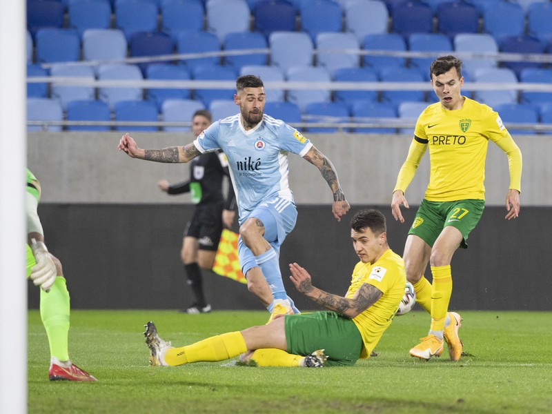 Brankár Samuel Petráš (Žilina), Erik Daniel (Slovan), Jakub Kiwior a Branislav Sluka (obaja Žilina)