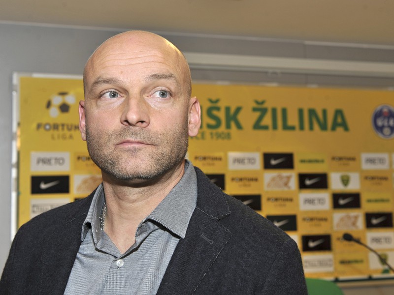 Adrián Guľa (vľavo) a športový manažér MŠK Žilina Karol Belaník počas podpisu predĺženia kontraktu