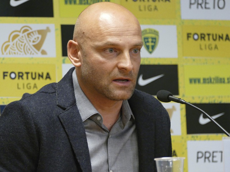Adrián Guľa (vľavo) a športový manažér MŠK Žilina Karol Belaník počas podpisu predĺženia kontraktu