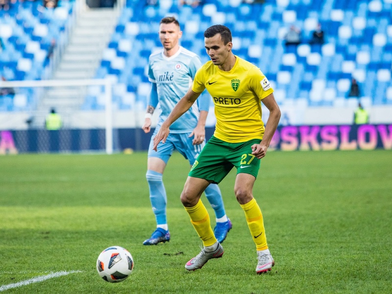 Branislav Sluka z MŠK Žilina pri lopte