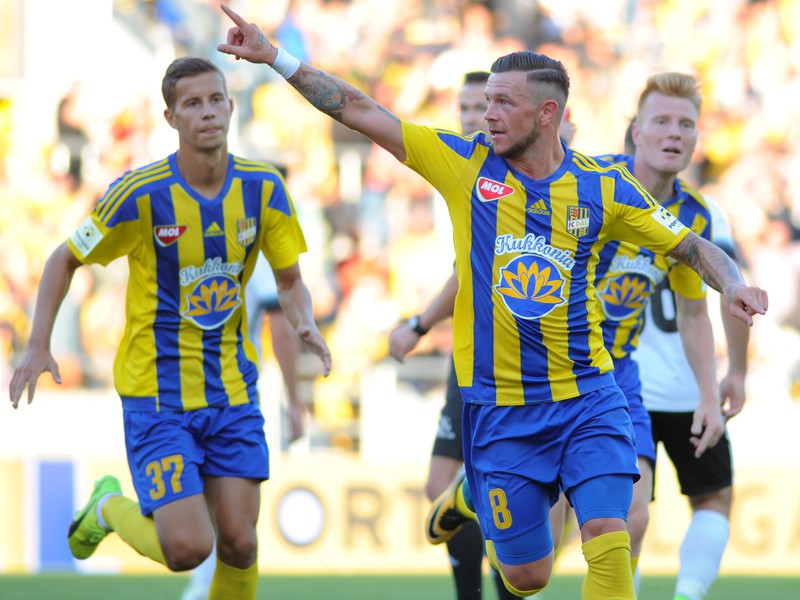 Erik Pačinda (uprostred) a Ľubomír Šatka (vľavo) z FK DAC 1904 Dunajská Streda oslavujú gól domácich