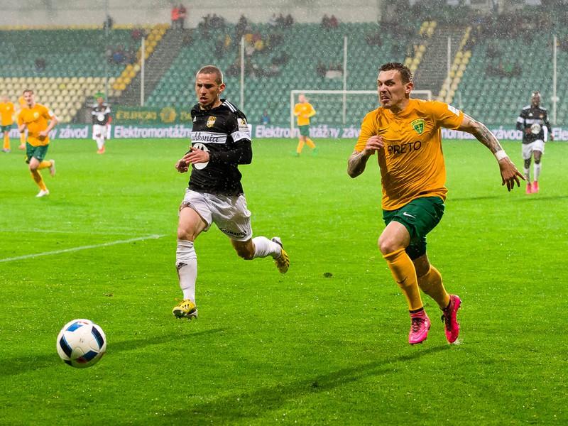 Jakub Brašeň (vľavo) a záložník Filip Hlohovský v súboji o loptu
