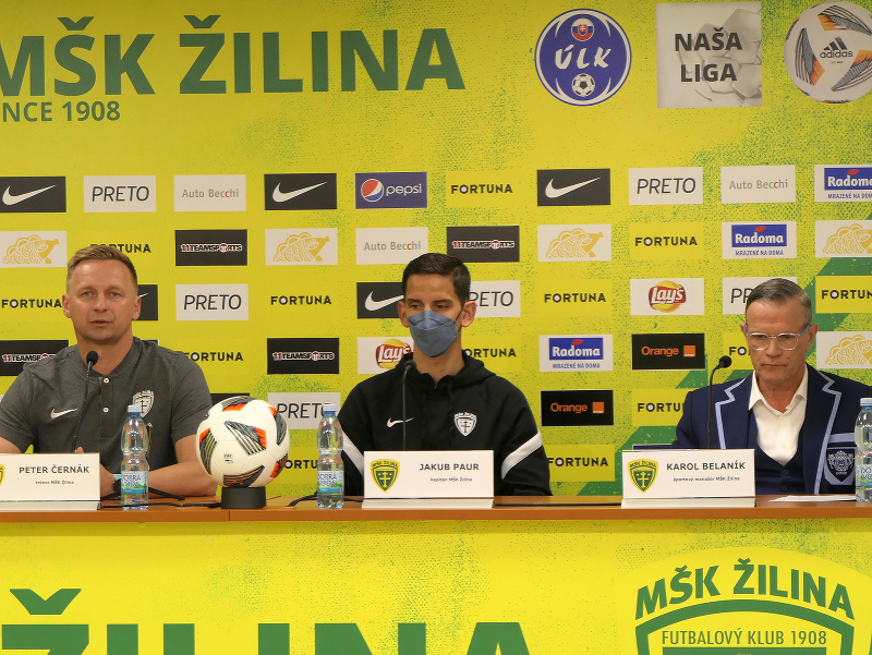 Na snímke zľava tréner MŠK Žilina Peter Černák, hráč MŠK Žilina Jakub Paur a športový manažér MŠK Žilina Karol Belaník
