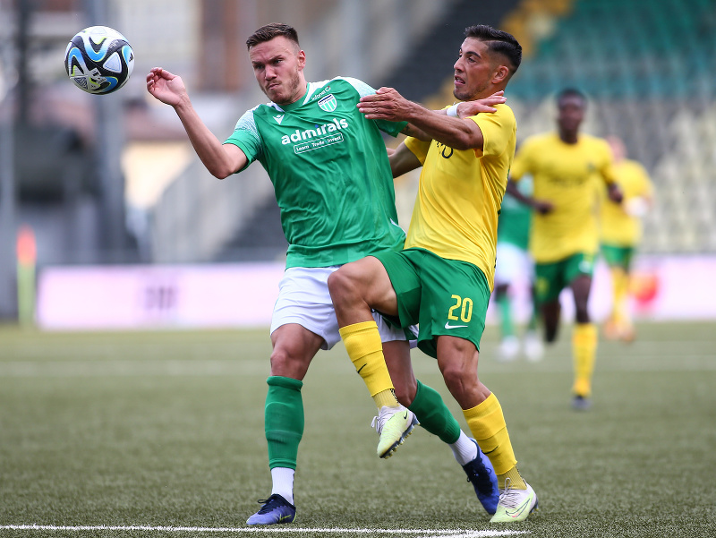 Na snímke sprava Kristián Bari (Žilina) a Edgar Tur (Levadia Tallinn) bojujú o loptu