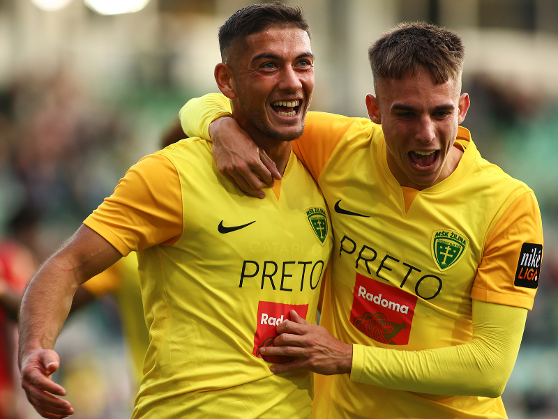Zľava Kristián Bari a Mário Sauer sa tešia z gólu Žiliny