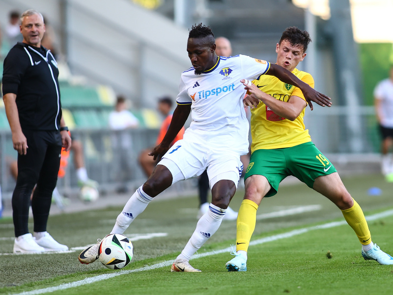 Na snímke sprava v súboji o loptu Samuel Kopásek (Žilina) a Usman Adekunle Issa (Michalovce)