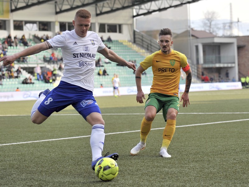 Na snímke vpravo Michal Škvarka (Žilina) a Jakub Grič (Michalovce) počas prvého zápasu semifinále Slovnaft Cupu MŠK Žilina - MFK Zemplín Michalovce