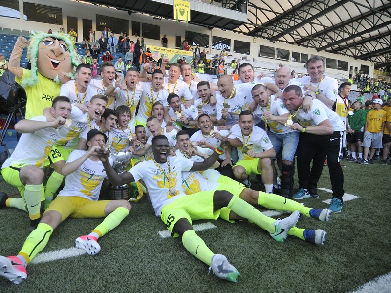 Hráči MŠK Žilina sa spoločne radujú s fanúšikmi zo zisku trofeje