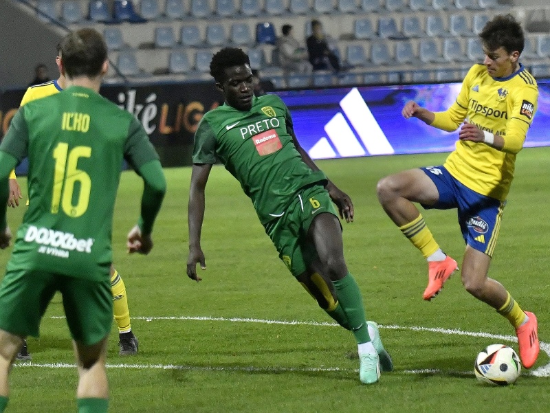 Zľava Patrik Iľko a Xavier Adang (obaja Žilina), vpravo Artúr Musák (Michalovce) v zápase osemfinále  Slovenského pohára - Slovnaft Cupu MFK Zemplín Michalovce - MŠK Žilina