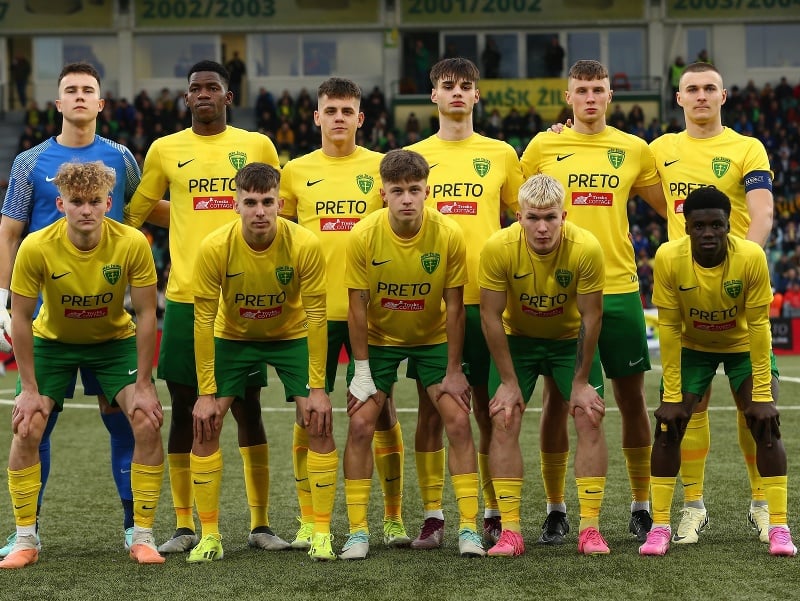Futbalisti základnej jedenástky MŠK Žilina do 19 rokov pózujú pred zápasom 