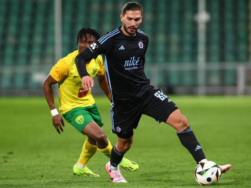 Na snímke zľava Ridwan Sanusi (Žilina) a Kyriakos Savvidis (Slovan) bojujú o loptu