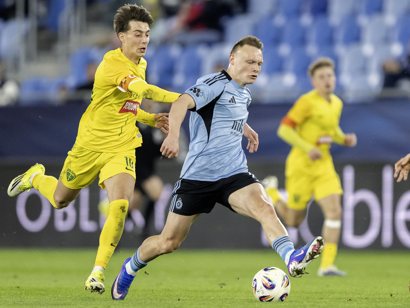 Sprava Nino Marcelli (Slovan) a Andrei Florea (Žilina) v súboji o loptu