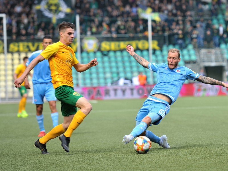 Vladimír Majdan (Žilina) a Joeri De Kamps (ŠK Slovan Bratislava)