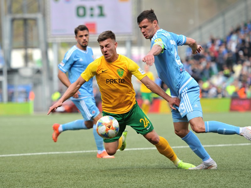 Michal Tomič (Žilina) a Vasil Božikov (ŠK Slovan Bratislava)