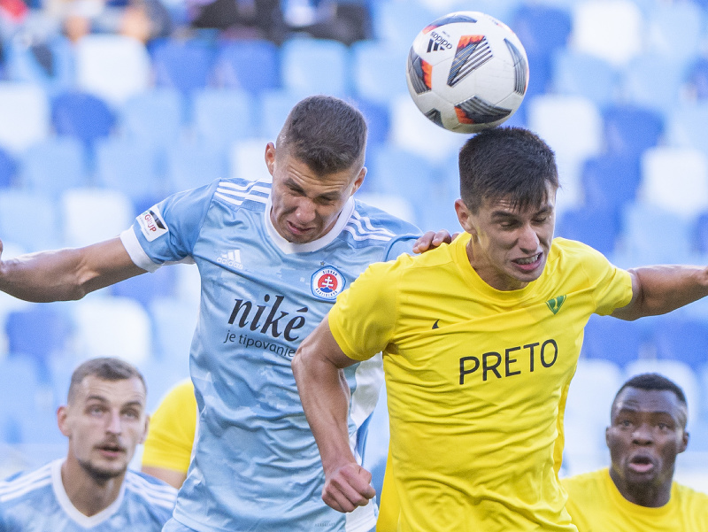 Samuel Mráz (Slovan) a vpravo Enis Fazlagič (Žilina)
