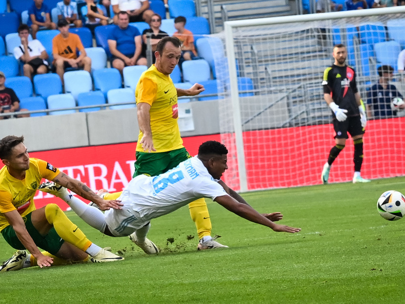 Na snímke uprostred Cesar Blackman (ŠK Slovan Bratislava) padá na zem v súboji o loptu