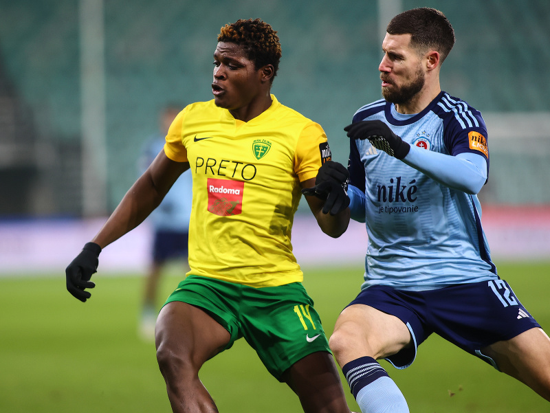 Zľava v súboji o loptu Eric Bile (Žilina) a Kenan Bajrič (Slovan)
