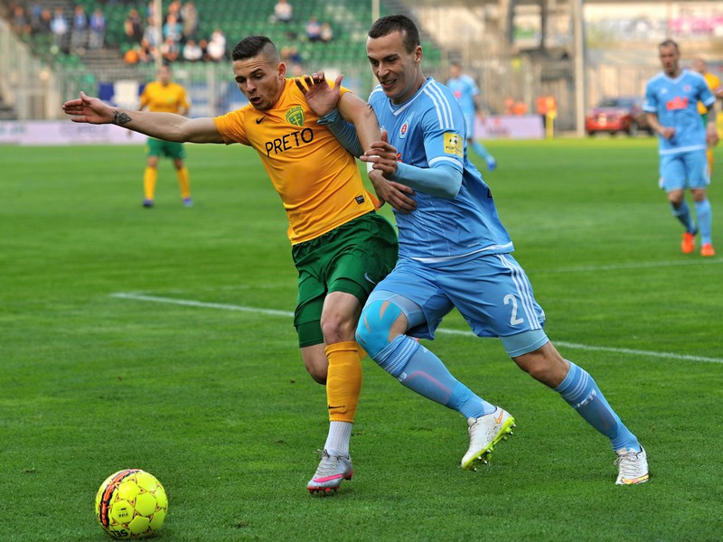Na snímke vpravo Boris Sekulič (Slovan Bratislava) a vľavo Nikolas Špalek (Žilina)