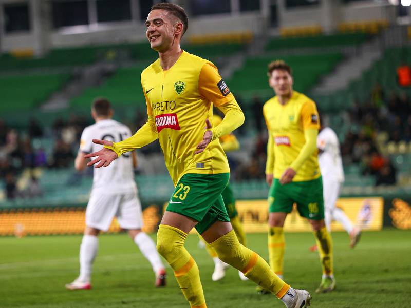 V popredí hráč Žiliny Michal Faško sa raduje z gólu