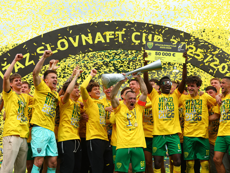 Na snímke hráči Žiliny sa radujú z víťazstva po finále Slovnaft Cupu