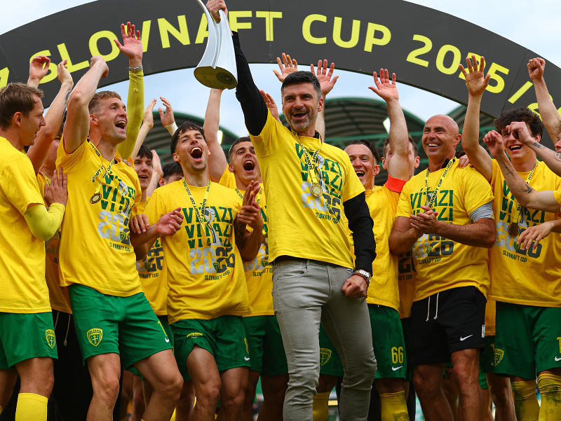 Na snímke hráči Žiliny sa radujú z víťazstva po finále Slovnaft Cupu