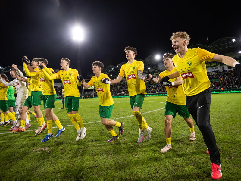 Na snímke radosť z víťazstva hráčov Žiliny po zápase šestnásťfinále mládežníckej Ligy majstrov (UEFA Youth League)