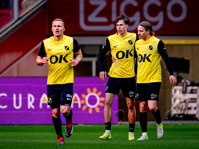 Leo Sauer oslavuje gól so spoluhráčmi z NAC Breda