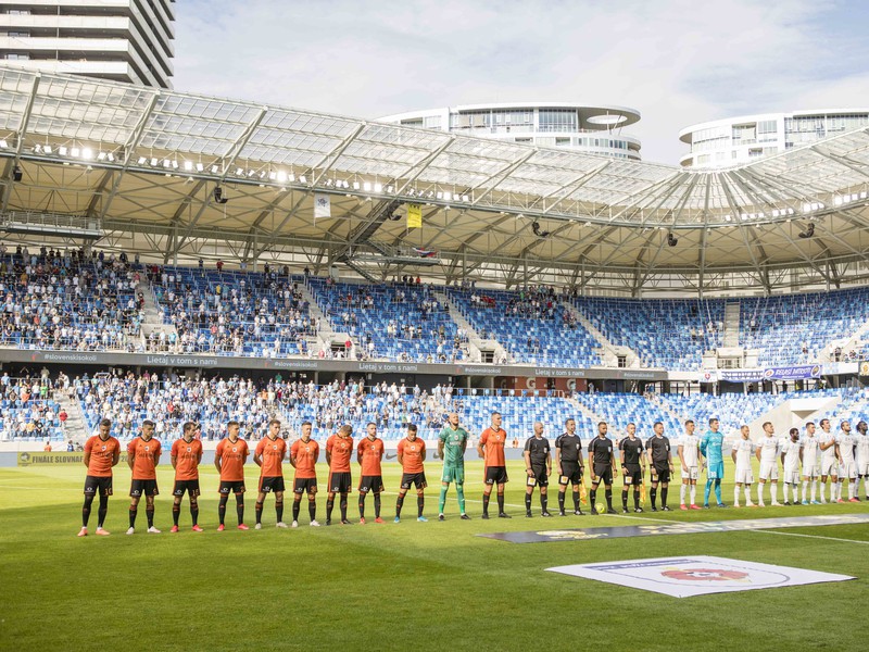 Hráči MFK Ružomberok a ŠK Slovan Bratislava pred finále
