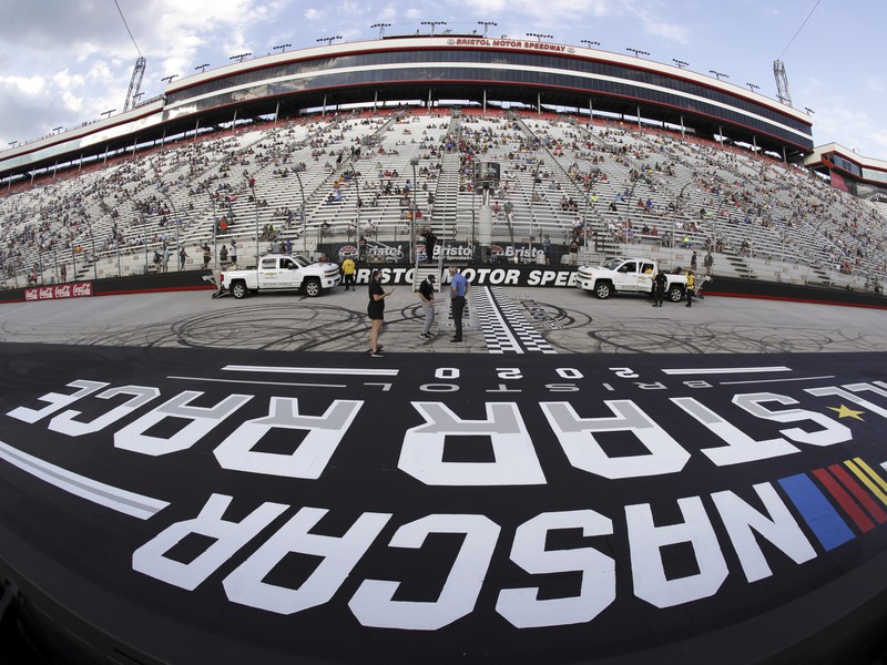 Preteky NASCAR sa konali pred zrakom približne 20 000 fanúšikov