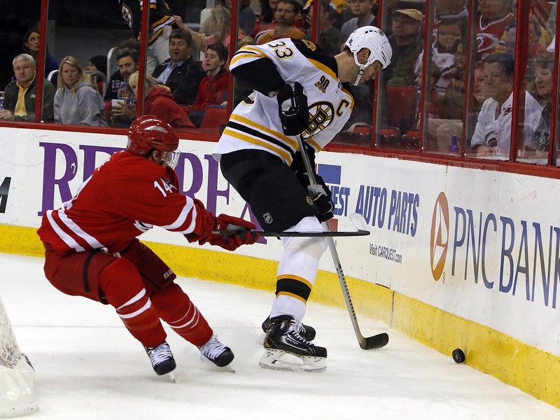 Nathan Gerbe a Zdeno Chára