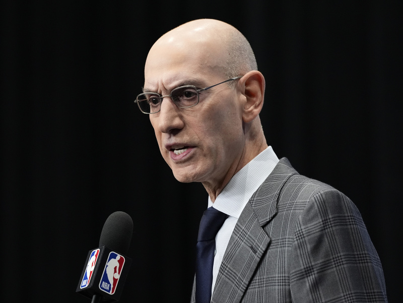 Komisár NBA Adam Silver
