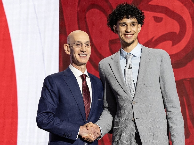Jednotka draftu NBA 2024 Zaccharie Risacher si podáva ruku s komisárom NBA Adamom Silverom
