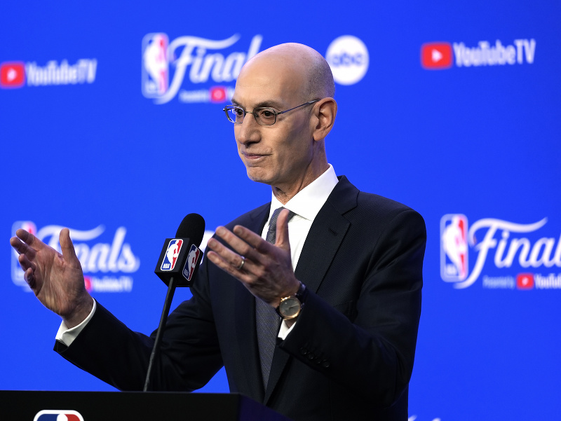 Komisár NBA Adam Silver