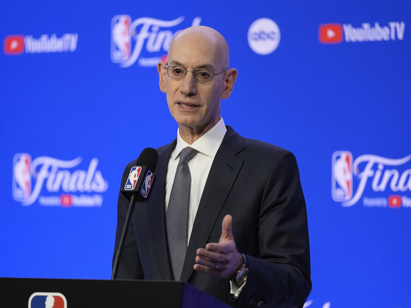 Komisár NBA Adam Silver
