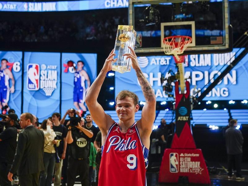 Víťazom súťaže v smečovaní v predvečer Zápasu hviezd basketbalovej NBA sa stal málo známy hráč Philadelphie Mac McClung