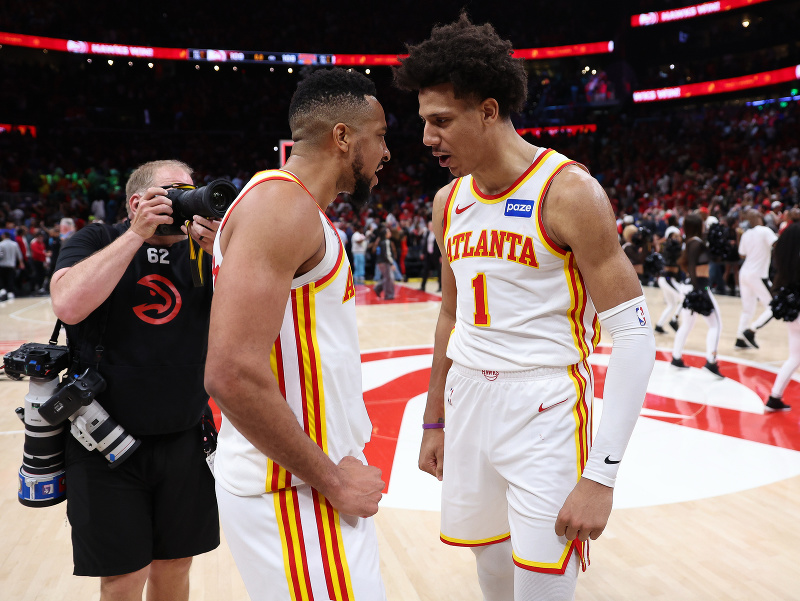 Basketbalisti Atlanty CJ McCollum a Jalen Johnson