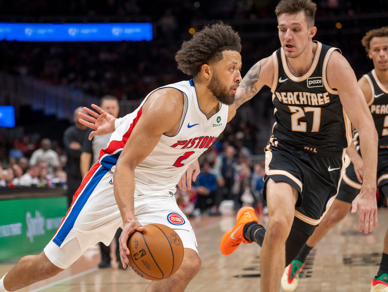 Cade Cunningham, hviezda Detroitu Pistons, vedľa neho Čech Vít Krejčí (27)