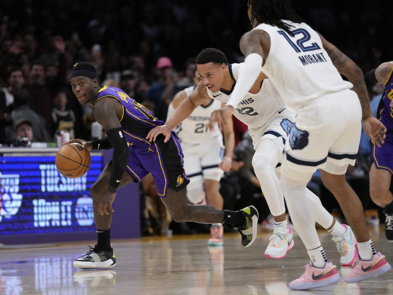 Basketbalista Dennis Schröder (17) z Los Angeles Lakers s loptou počas zápasu zámorskej NBA Los Angeles Lakers - Memphis Grizzlies