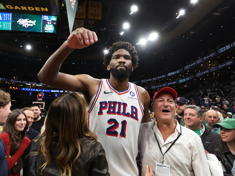 Joel Embiid oslavuje po skončení zápasu
