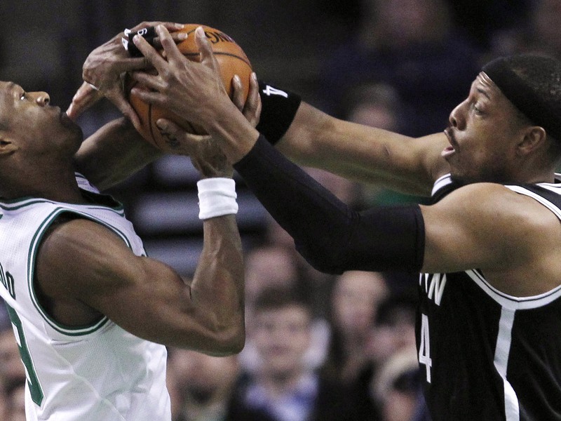 Rajon Rondo (vľavo)