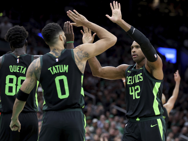 Tešiaci sa hráči Bostonu - Al Horford a Jayson Tatum