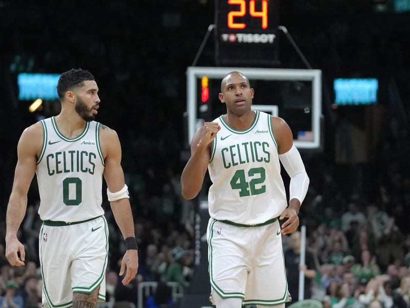 Basketbalisti Bostonu Celtics Al Horford a Jayson Tatum
