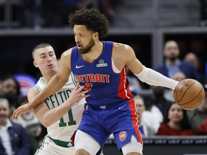 Cade Cunningham (Detroit), za ním brániaci Peyton Pritchard