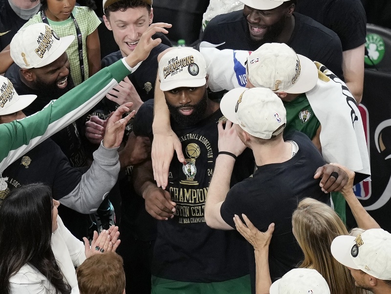 Jaylen Brown prijíma gratulácie spoluhráčov po zisku trofeje pre najužitočnejšieho hráča finále NBA