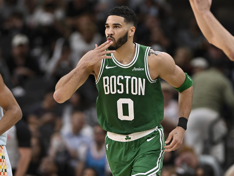 Jayson Tatum (0) v drese Bostonu počas zápasu zámorskej NBA