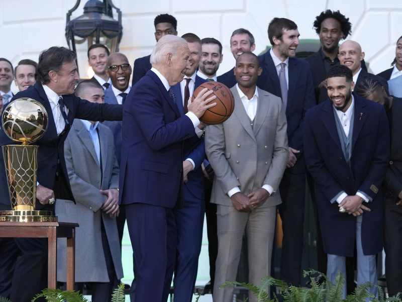Dosluhujúci americký prezident Joe Biden privítal v Bielom dome úradujúcich šampiónov NBA Boston Celtics