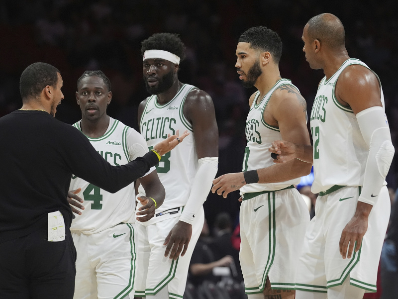 Tréner Bostonu Joe Mazzulla rozdáva pokyny svojim zverencom - zľava Jrue Holiday, Neemias Queta, Jayson Tatum a Al Horford