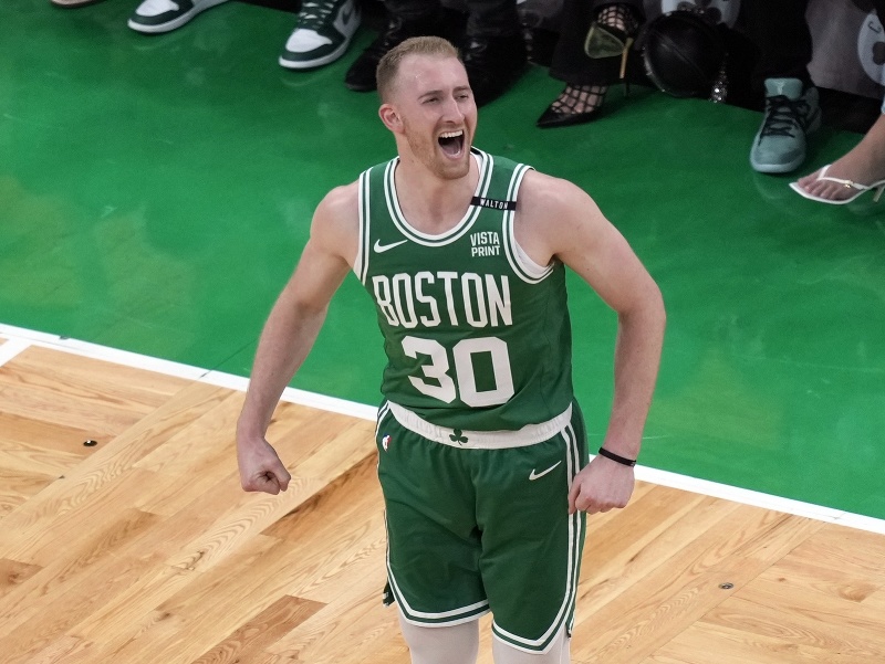 Krídelník Bostonu Sam Hauser