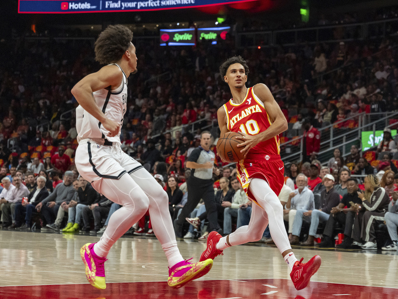 Draftová jednotka Zaccharie Risacher útočí na kôš Brooklynu