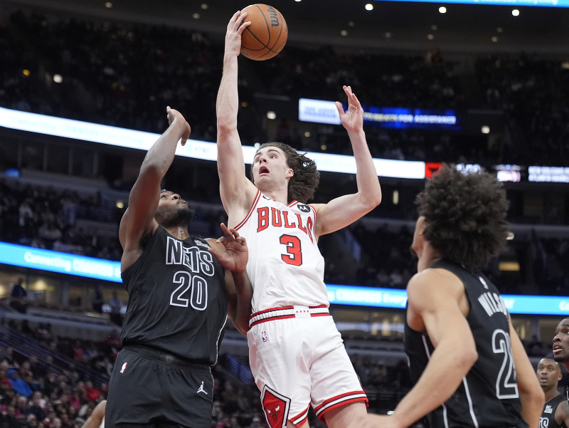 Austrálsky basketbalista Josh Giddey (v bielom) sa prebíja cez obranu Brooklynu
